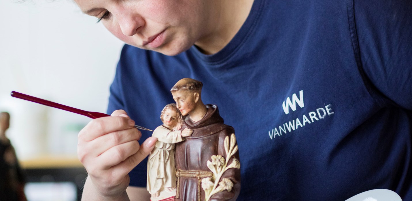 Restorations with a light hand – religious art statues