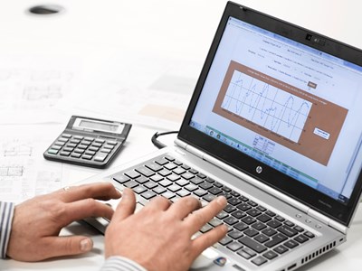 En bärbar dator, en tjänsteman skriver på tangentbordet. 