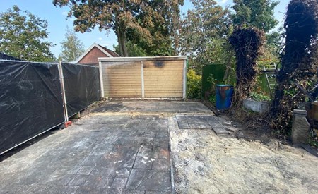 Polygon verwijdert schaderesten na brand in hobbyschuur.