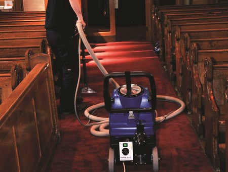 De bruiloft gaat door na brand in een kerk