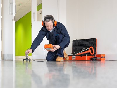 Två tekniker i ett badrum.