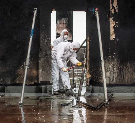 Brandschaden. Polygon reinigt nach einem Feuer und mindert Sekundäreffekten wie Schäden durch Rauch, Oxidierung und Löschwasser.