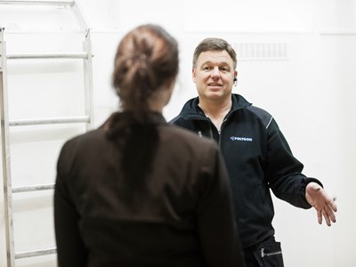 Två tekniker står och diskuterar. 