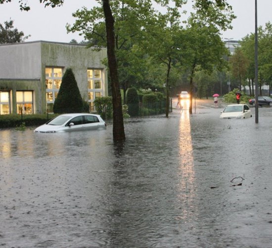 Ondergelopen straat veroorzaakt waterschade. Polygon herstelt waterschade.