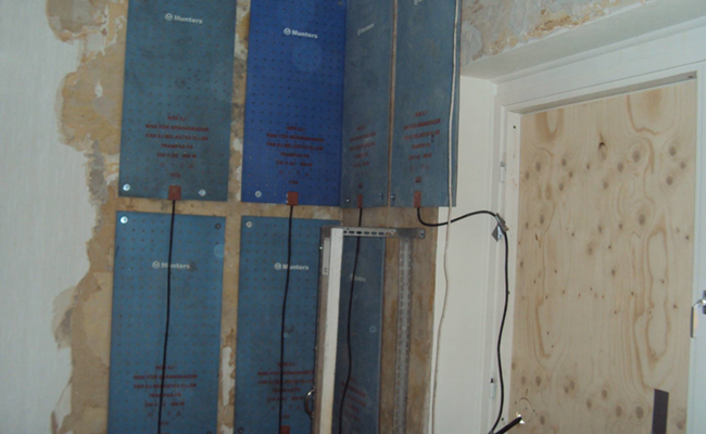 Polygon droogt waterschade in constructies snel en efficiënt met gebruik van heatmats. 