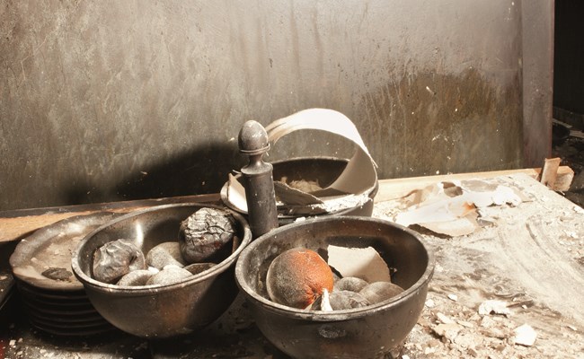 Roetschade tafel en fruit na brand