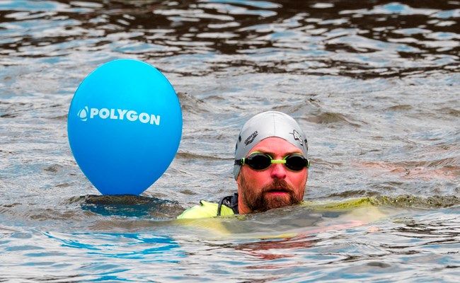 Polygon @amsterdam City Swim 2016 - Dick in gracht met polygon ballon