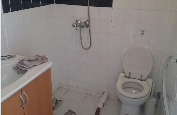 Destructieve lekdetectie in badkamer