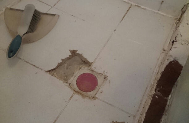 Destrcutieve lekdetectie in badkamer, douche gesloopt