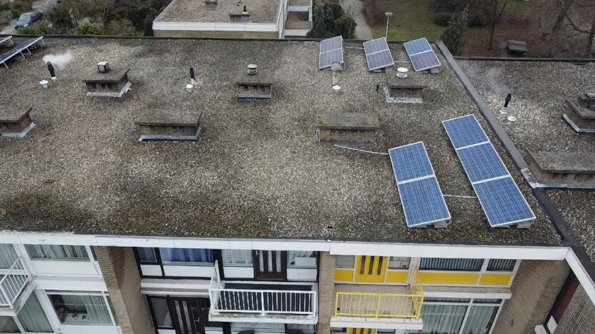 Drone inspectie helpt bouwkundig lek op dak appartementsgebouw makkelijk vinden.