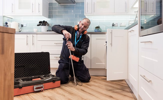 Polygon spoort een lekkage in de keuken op met diverse technieken, zoals akoestiek.