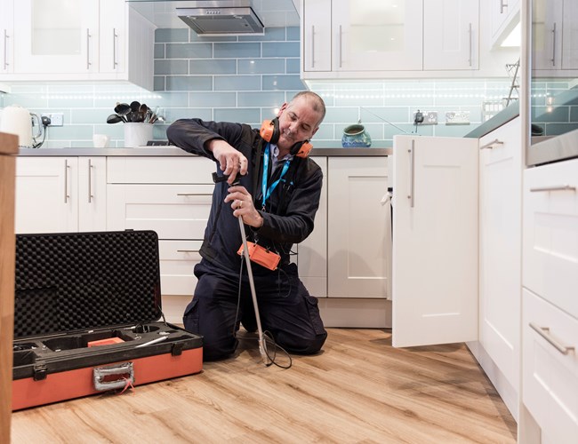 Polygon spoort een lekkage in de keuken op met diverse technieken, zoals akoestiek.