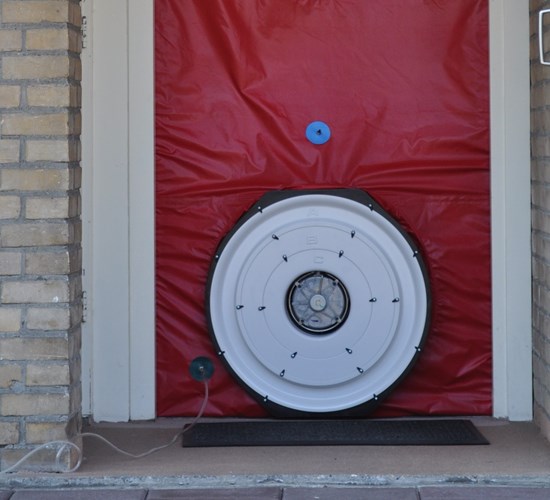 Lees meer over de Blower door test