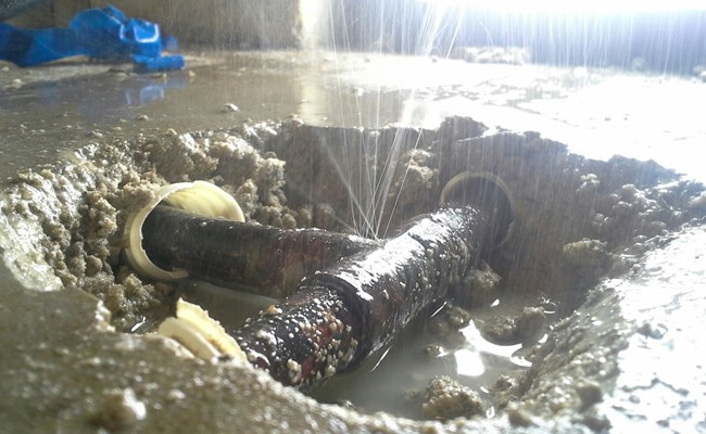 Lekke waterleiding vloer uitgebroken