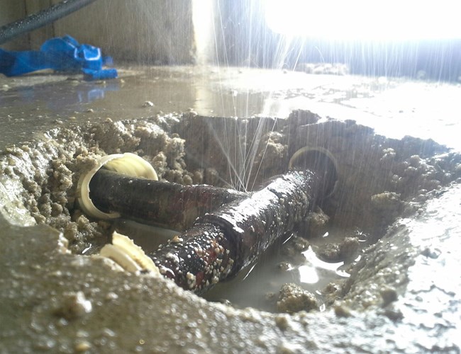 Lekke waterleiding vloer uitgebroken