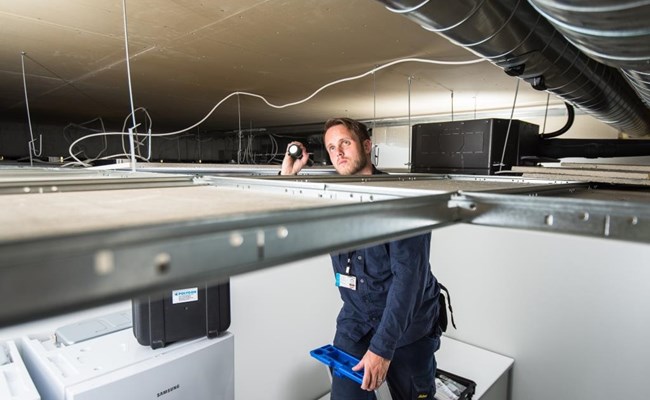 Polygon herstelt schade aan bedrijfspand - plafond