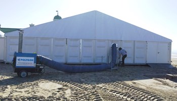 Polygon verwarmt evenement op het strand