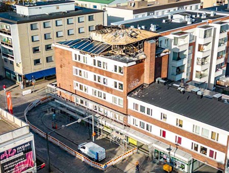Polygonin yhtiö töissä kerrostalopalokohteessa keskellä kaupunkia