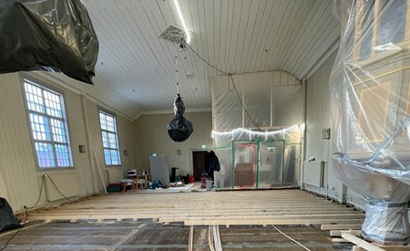 Polygon kartoitti Porvoon suojellun Pikkukirkon vesivahingon vauriot ja teki haastavan purkutyön