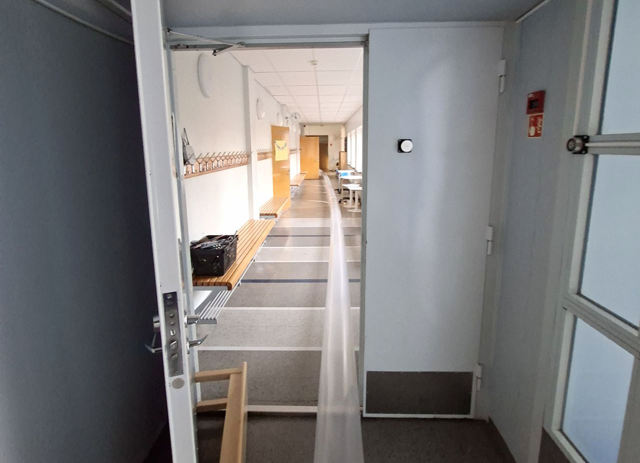 kuivas&auml;ilytys_kuiva ilma jaetaan kiinteist&ouml;&ouml;n muovisukalla_1764759924584_polygon.jpg