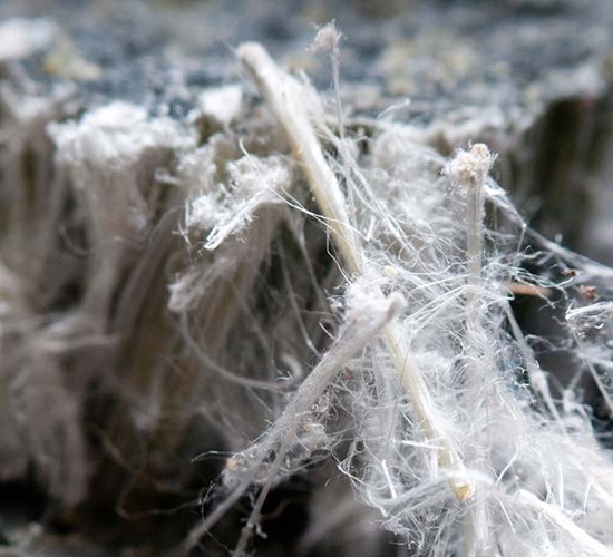 Asbestilainsäädäntö koskee sekä kotitalouksia että yrityksiä ja taloyhtiöitä.