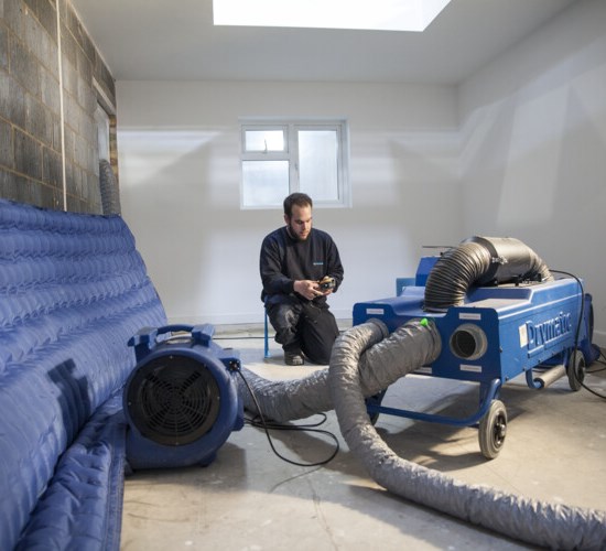 När det oväntade och oönskade händer. Oavsett om det gäller brand, vattenskada eller vandalisering. Vi vet vad som krävs i de olika faserna i återställningsprocessen efter skador. Med erfarenhet, kunskap och resurser finns vi vid din sida genom hela projektet.