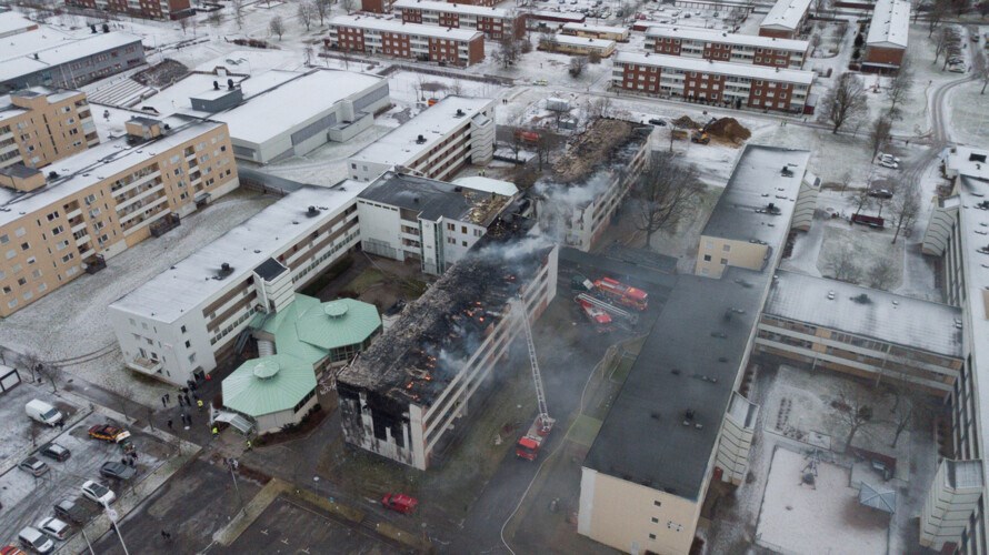 Fuktexperter torkar släckvatten- skador efter stor brand