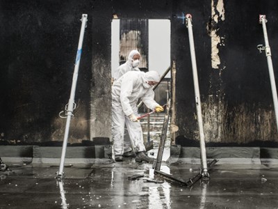 Sanering innebär att sätta in rätt resurser och kompetens för den aktuella skadan direkt. Att efter exempelvis brand- och vattenskador rädda och ta tillvara på de värden som finns kvar eller ta bort farliga ämnen på ett säkert sätt. Det går att rädda mer än man tror – med rätt insatser.