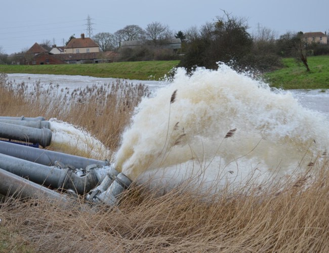 Polygon pumpar ut vatten efter ett skyfall