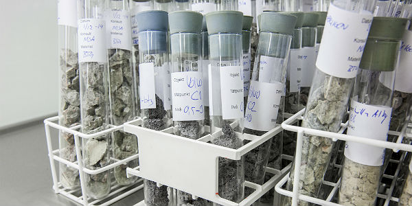 Provtagningsrör i samband med fuktstatusinventering. Provtagningsrör i samband med fuktstatusinventering.