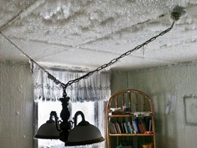 Två tekniker som står vid en stor avfuktare. 