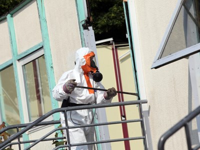 En man och en kvinna som står och pratar. 