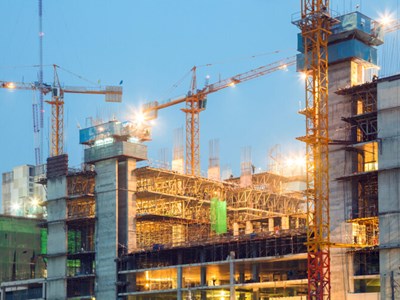 En man som skriver på en whiteboard. 