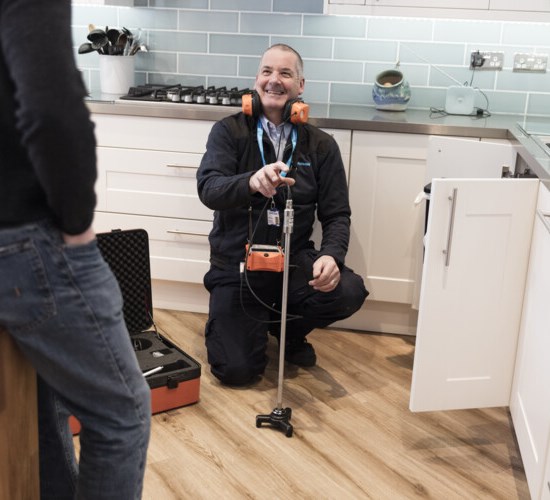 När det oväntade och oönskade händer. Oavsett om det gäller brand, vattenskada eller vandalisering. Vi vet vad som krävs i de olika faserna i återställningsprocessen efter skador. Med erfarenhet, kunskap och resurser finns vi vid din sida genom hela projektet.