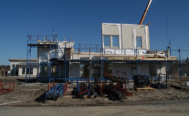 Flera aktörer i byggindustrin gör gemensam sak och startar tillsammans ett forsknings- och utvecklingsprojekt för att ta fram anvisningar för hur hus och byggnader i trä ska projekteras så att fuktrelaterade skador undviks. Akademiska Hus, Trä- och möbelföretagen, TräCentrum Norr, Cementa och Polygon står för huvudfinansieringen i projektet som utförs vid och i samarbete mellan Lunds Tekniska Högskola och Polygon.  