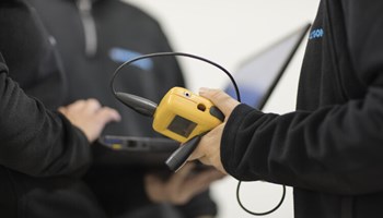 En öppen väska med utrustning. 